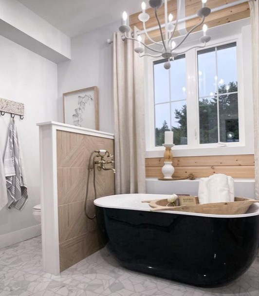 Immagine di una stanza da bagno con vasca freestanding, doccia ad angolo, piastrelle marroni, piastrelle in ceramica, pareti bianche e pavimento bianco