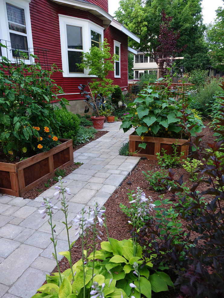 Photo of a rustic landscaping in Minneapolis.