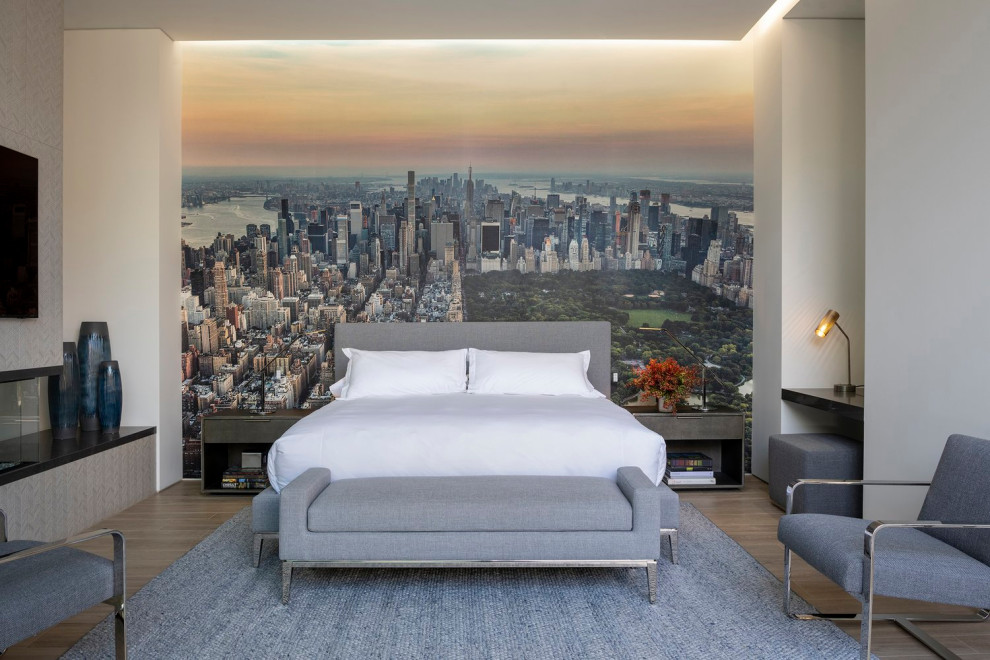 Cette image montre une grande chambre d'amis minimaliste avec un mur multicolore, parquet clair, un sol beige, un plafond décaissé et du papier peint.