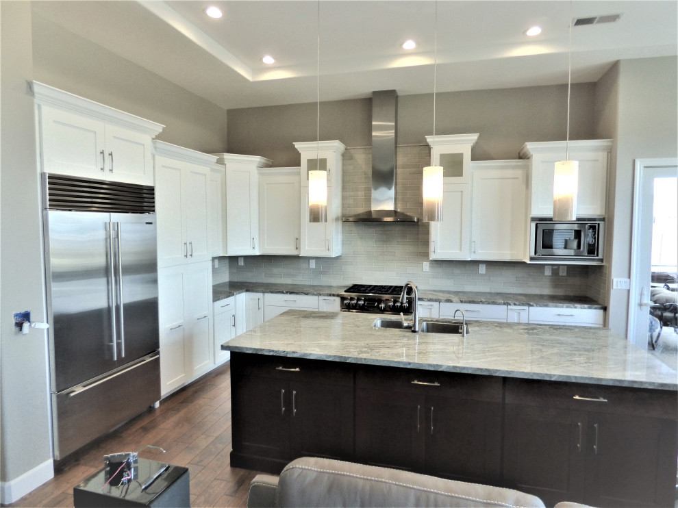 Eat-in kitchen - transitional medium tone wood floor eat-in kitchen idea with shaker cabinets, medium tone wood cabinets and quartzite countertops
