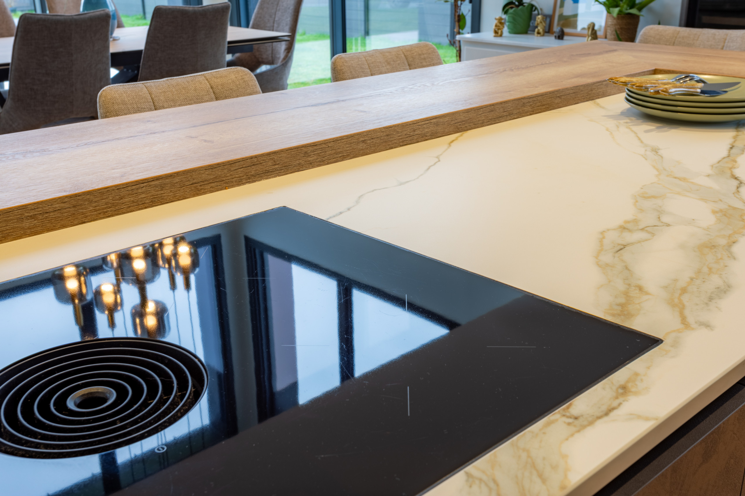 Création dune cuisine ouverte avec coin repas dans un pavillon contemporrain