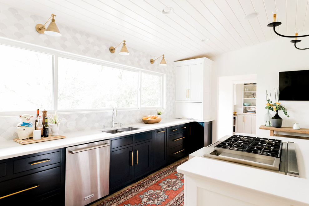 Midcentury kitchen in Atlanta with a double-bowl sink, shaker cabinets, multi-coloured splashback, stainless steel appliances, with island and white benchtop.