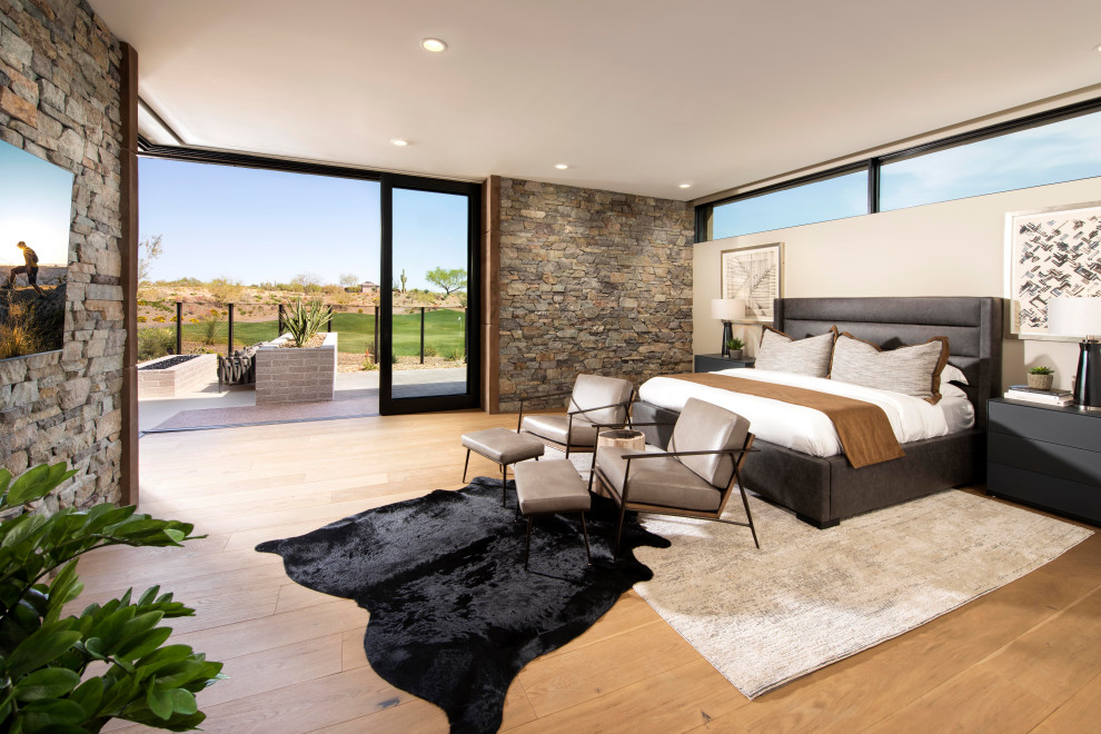 Geräumiges Modernes Hauptschlafzimmer mit weißer Wandfarbe und hellem Holzboden in Phoenix