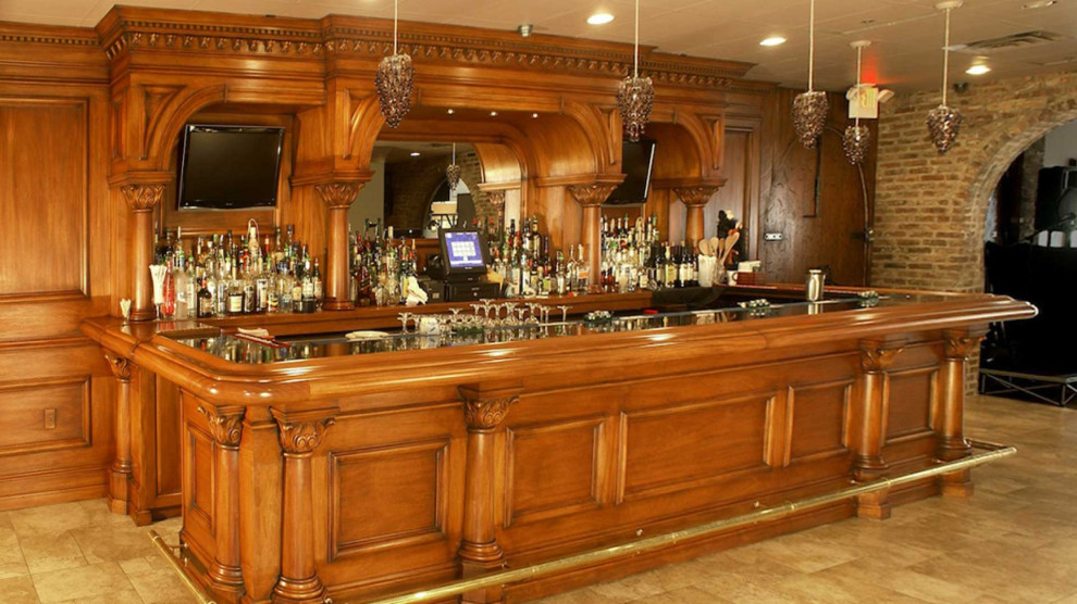 Foto di un grande angolo bar senza lavandino tradizionale con ante marroni, top in legno, paraspruzzi marrone, paraspruzzi in legno e top marrone