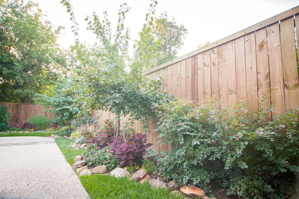 Design ideas for a mid-sized transitional full sun backyard formal garden in Dallas.