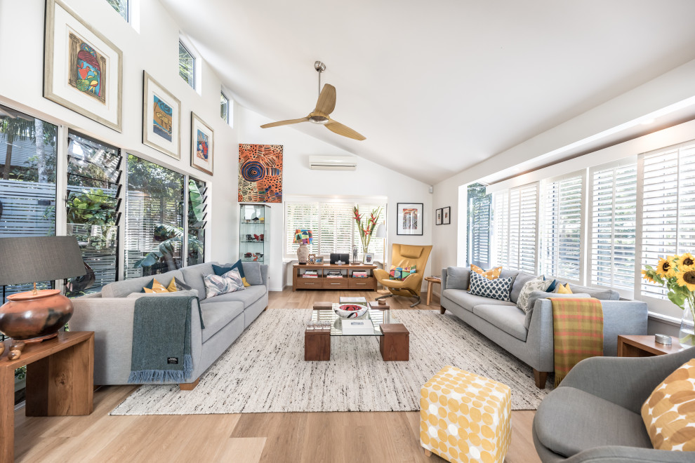 Mittelgroßes Modernes Wohnzimmer mit Vinylboden in Sunshine Coast