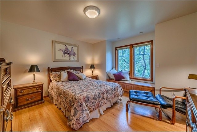 Beautiful Privacy in the PNW klassisch-schlafzimmer