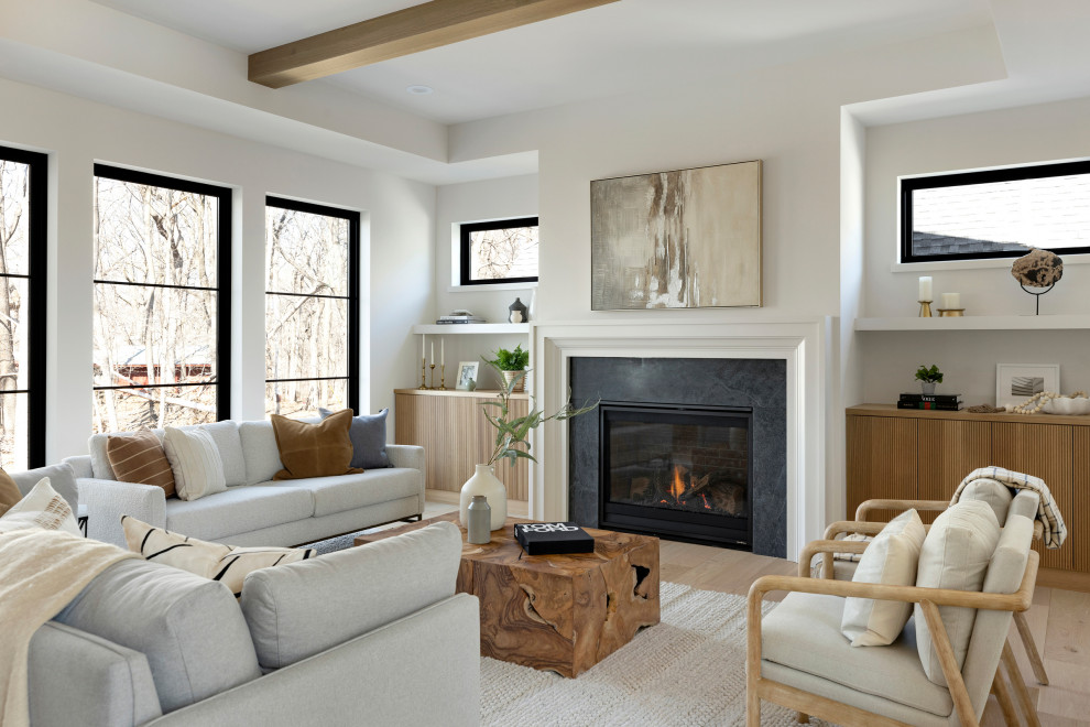Imagen de salón abierto y abovedado minimalista con paredes blancas, suelo de madera clara y todas las chimeneas