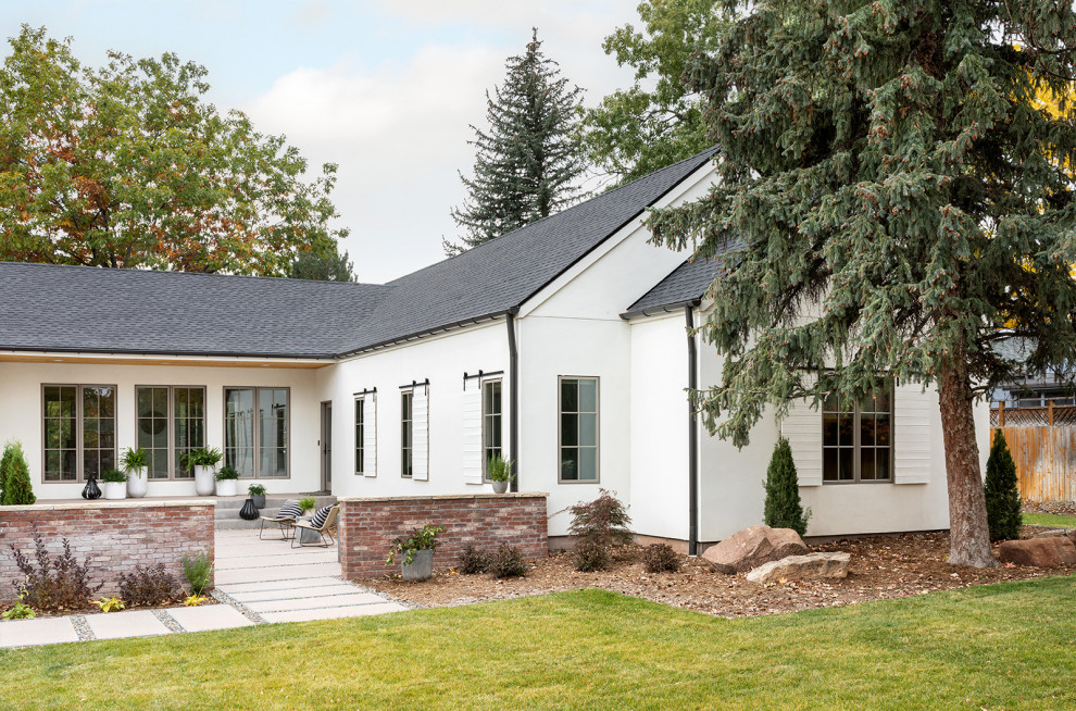 Idee per la villa grande bianca country a un piano con copertura a scandole e tetto grigio