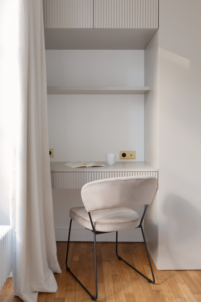 Ispirazione per un grande ufficio contemporaneo con pareti bianche, pavimento in legno massello medio e scrivania incassata