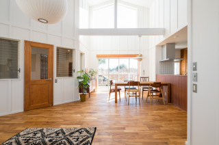 ミッドセンチュリースタイルのおしゃれなダイニング (白い壁) の