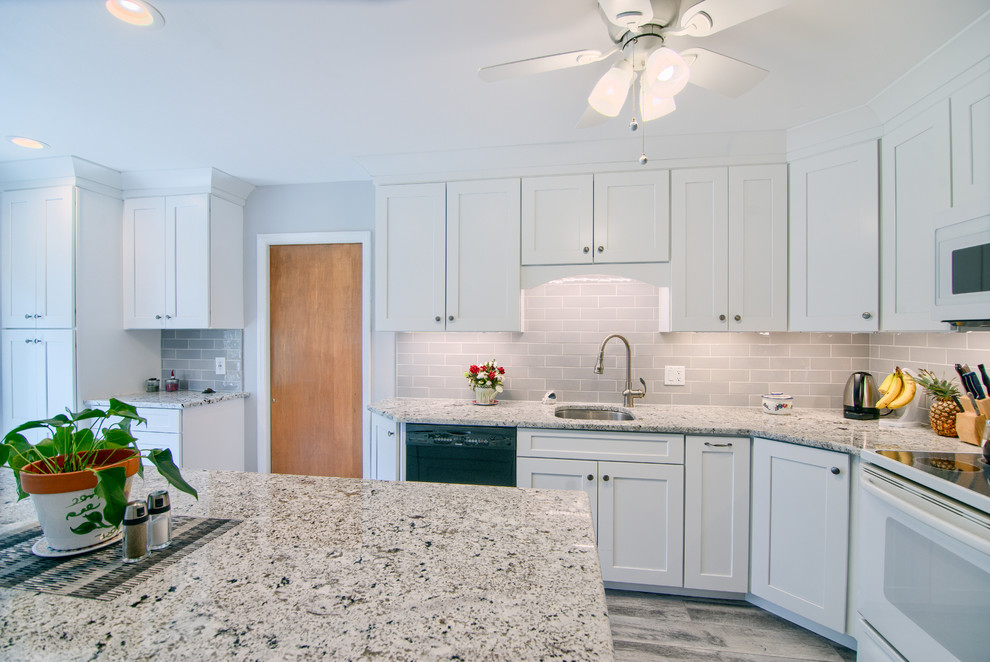 Kitchen - transitional kitchen idea in New York