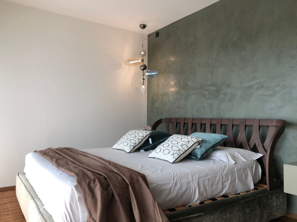 Diseño de salón para visitas abierto contemporáneo de tamaño medio con paredes blancas, suelo de madera clara, televisor colgado en la pared y suelo beige
