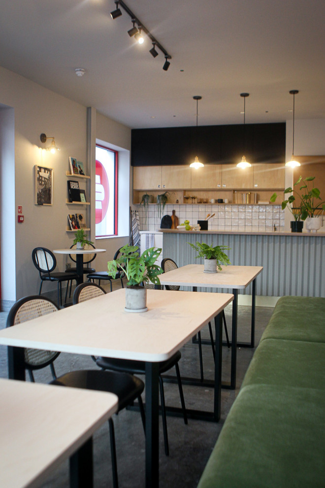 Idée de décoration pour une petite salle à manger ouverte sur la cuisine design avec un mur gris, sol en béton ciré, un sol gris et un plafond décaissé.