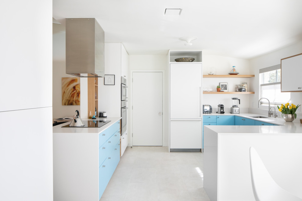 Exempel på ett mellanstort retro vit vitt kök, med en undermonterad diskho, släta luckor, blå skåp, bänkskiva i kvarts, vitt stänkskydd, integrerade vitvaror, klinkergolv i porslin, en halv köksö och vitt golv