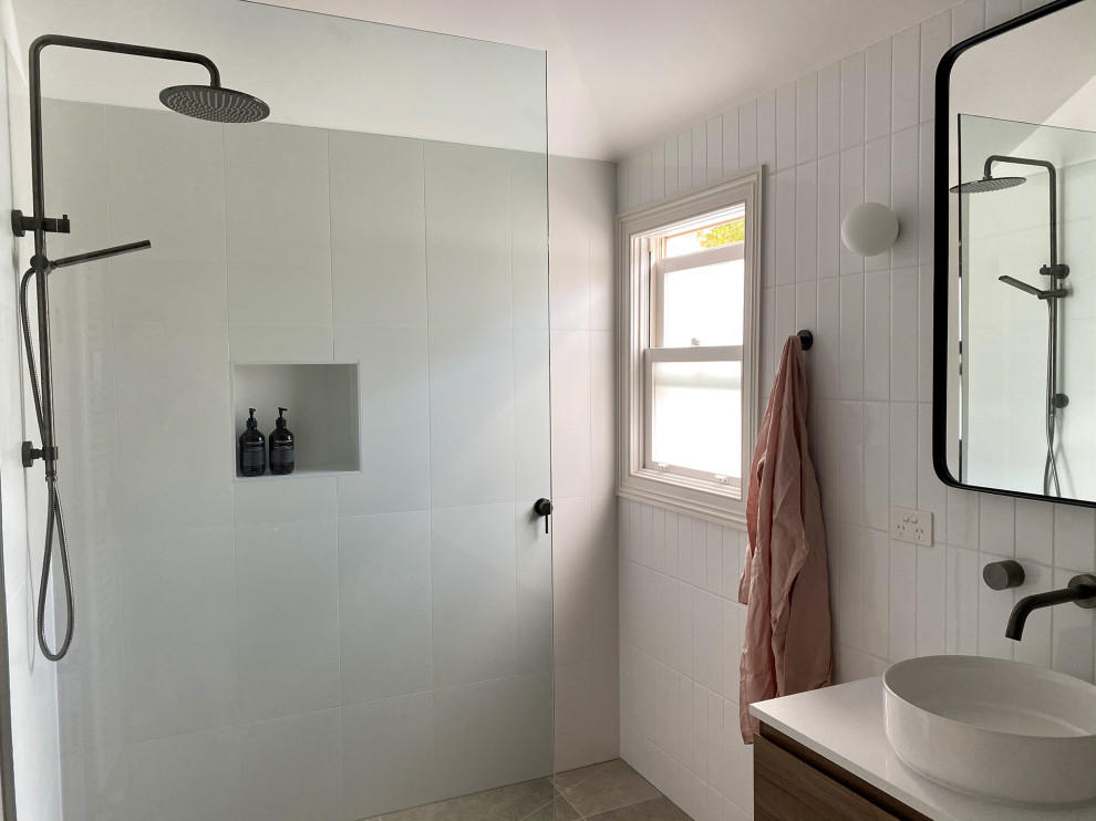 Inspiration för ett mellanstort funkis vit vitt en-suite badrum, med skåp i mellenmörkt trä, en öppen dusch, vit kakel, tunnelbanekakel, klinkergolv i porslin, ett fristående handfat, bänkskiva i kvarts, brunt golv och med dusch som är öppen