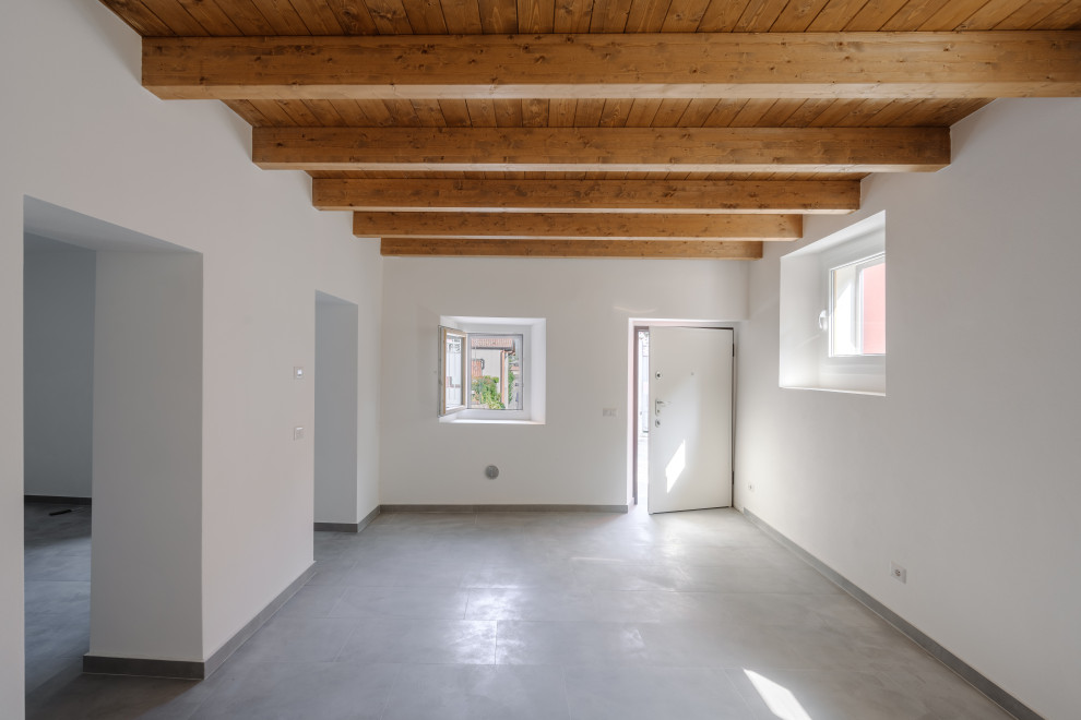 Идея дизайна: гостиная комната среднего размера в современном стиле с белыми стенами и полом из керамогранита