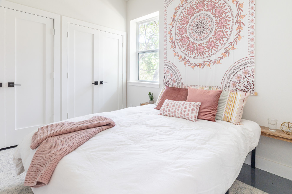 Kleines Shabby-Chic Gästezimmer mit weißer Wandfarbe, Betonboden und grauem Boden in Dallas