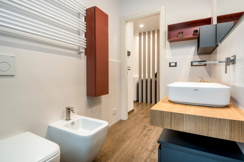 Mittelgroßes Modernes Badezimmer mit oranger Wandfarbe, hellem Holzboden und braunem Boden in Sonstige