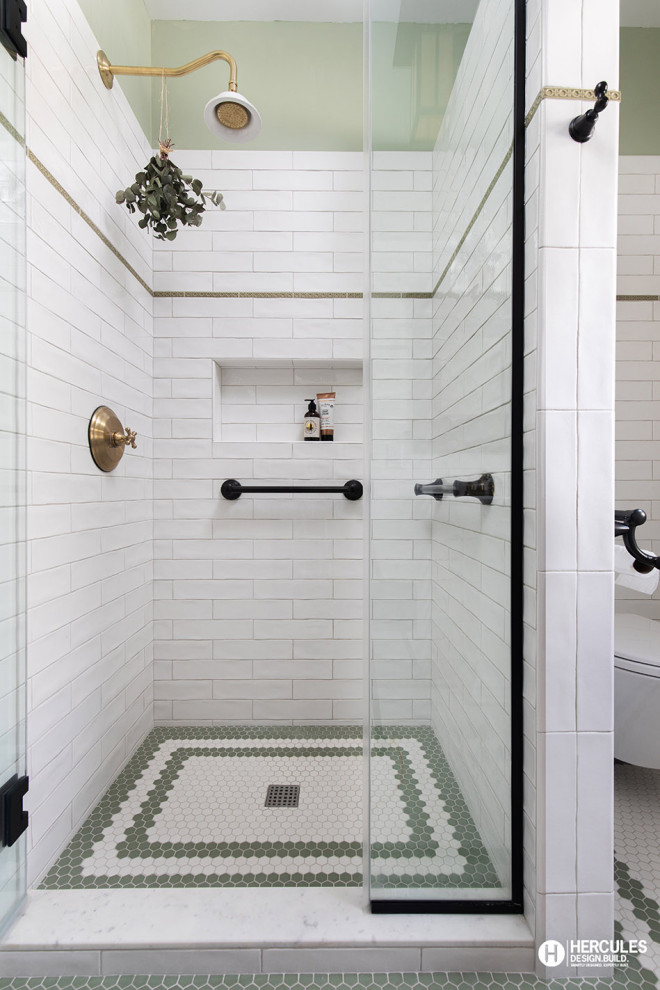 На фото: маленькая ванная комната в стиле кантри с душем в нише, инсталляцией, белой плиткой, керамической плиткой, зелеными стенами, полом из керамогранита, душевой кабиной, белым полом, душем с распашными дверями и нишей для на участке и в саду с