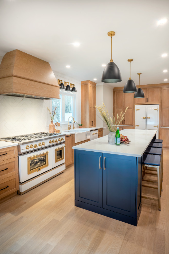 Vintage in Dark Blue and White Oak