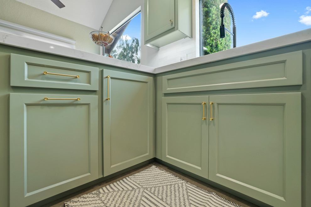 Exempel på ett modernt vit vitt kök och matrum, med en undermonterad diskho, skåp i shakerstil, gröna skåp, bänkskiva i kvarts, vitt stänkskydd, stänkskydd i keramik, rostfria vitvaror, klinkergolv i porslin, en halv köksö och brunt golv