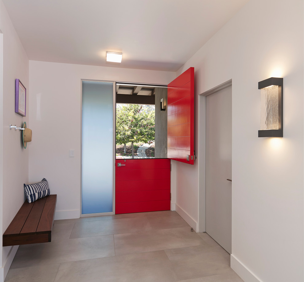 Mittelgroße Maritime Haustür mit weißer Wandfarbe, Porzellan-Bodenfliesen, Klöntür, roter Haustür und beigem Boden in Santa Barbara