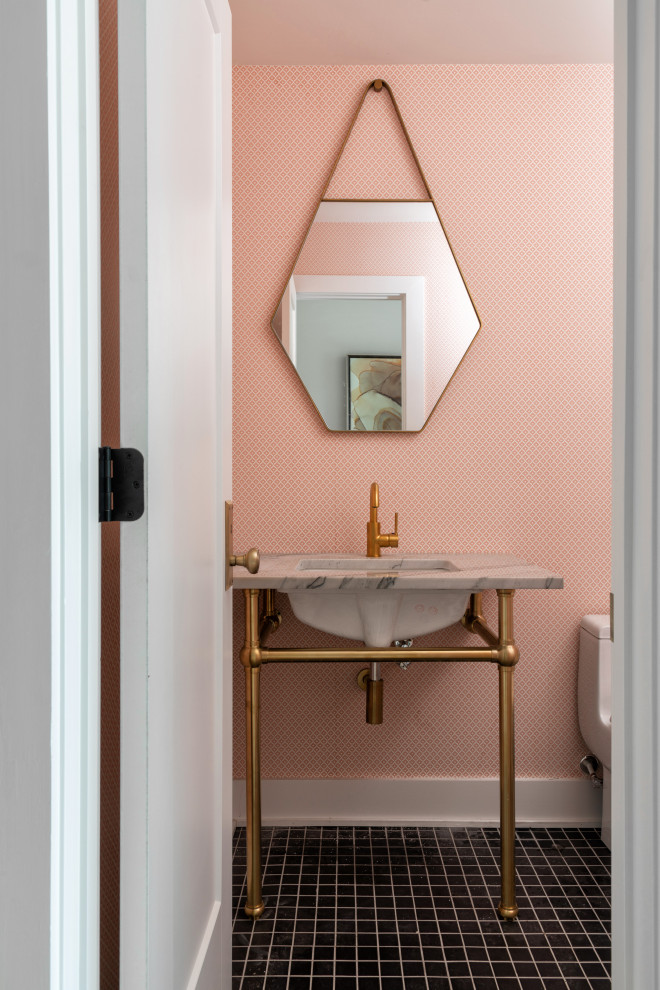 Inredning av ett flerfärgad flerfärgat toalett, med öppna hyllor, en toalettstol med hel cisternkåpa, rosa väggar, klinkergolv i porslin, ett piedestal handfat, bänkskiva i kvarts och svart golv
