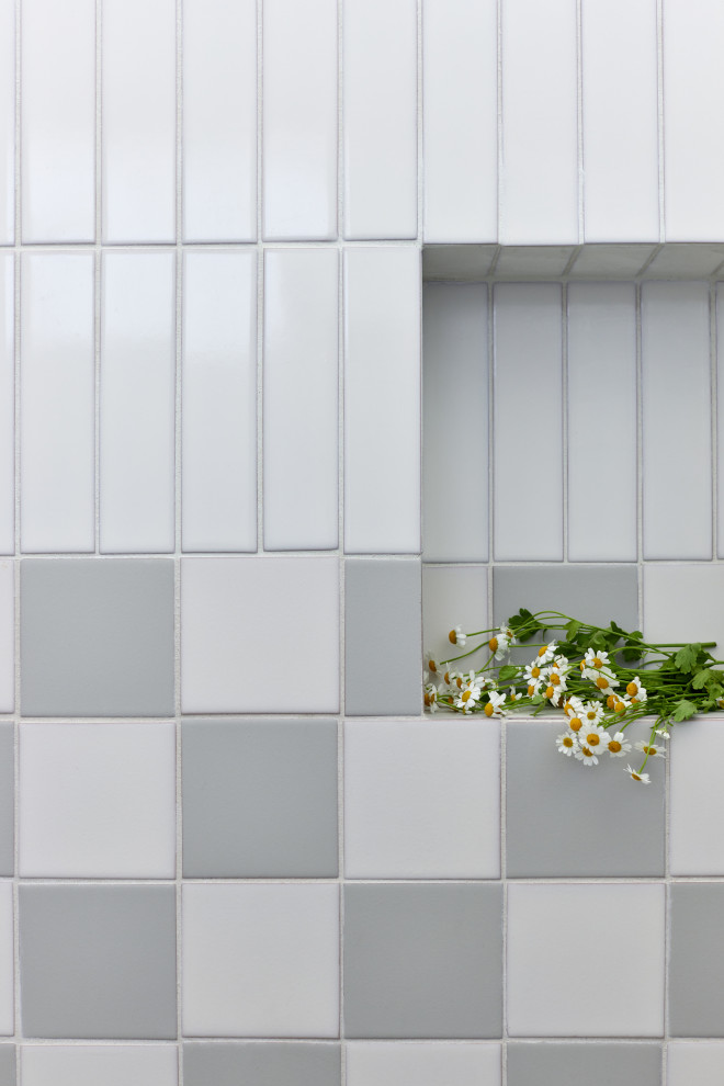 Exempel på ett minimalistiskt badrum, med flerfärgad kakel och dusch med gångjärnsdörr