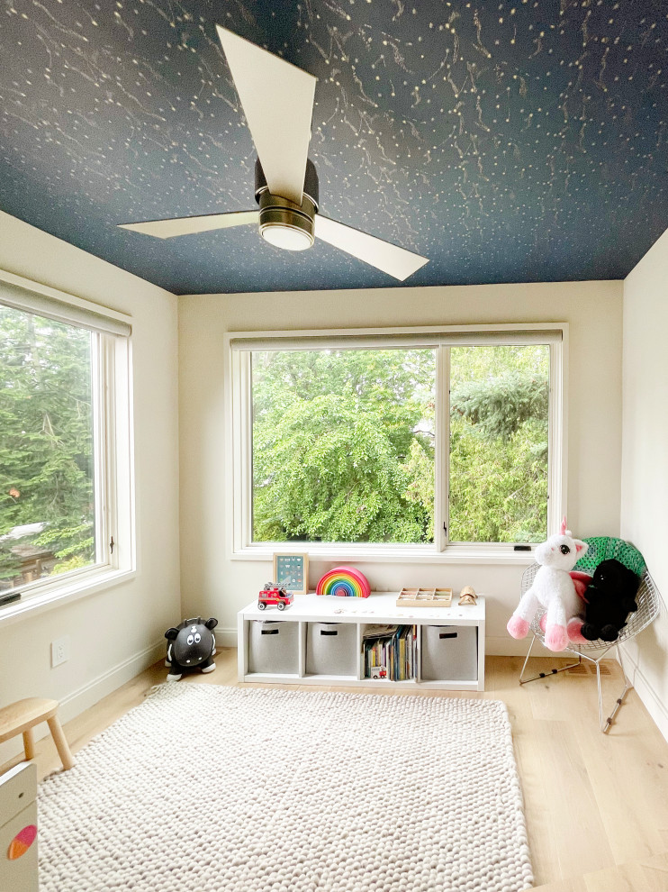 Réalisation d'une chambre d'amis minimaliste avec un mur blanc, parquet clair, un sol marron et un plafond en papier peint.