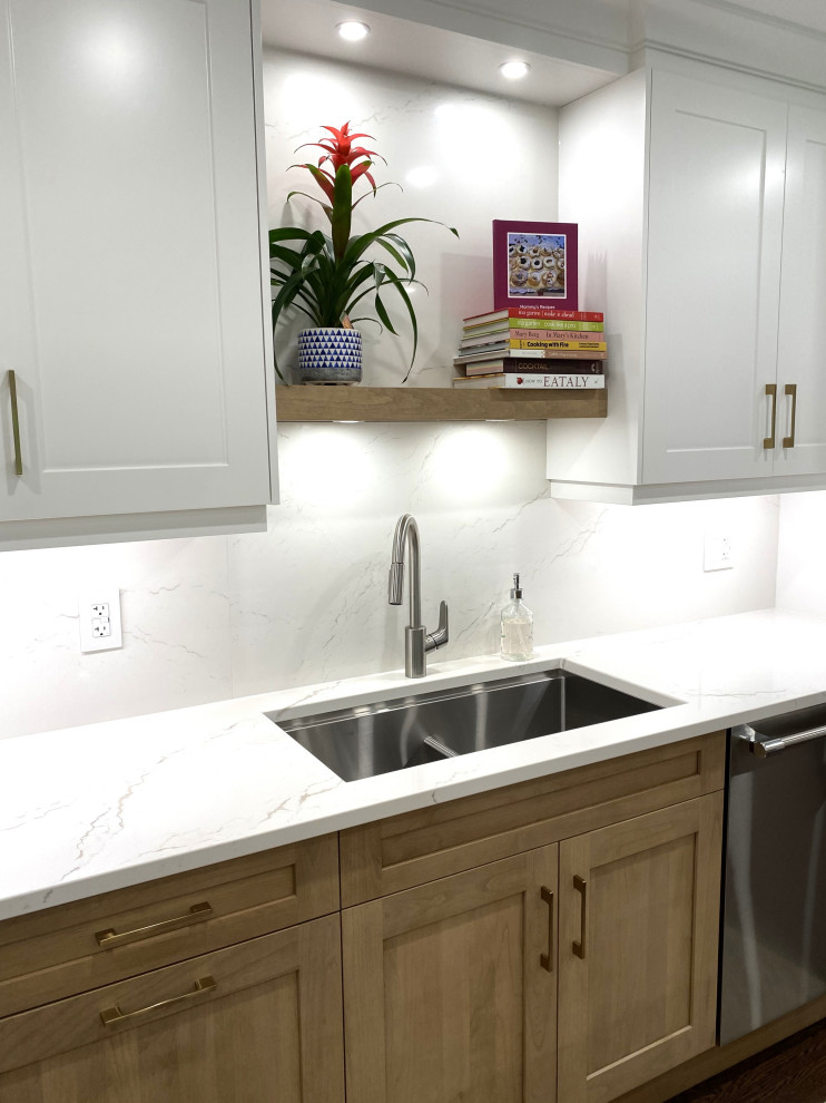 Mid-sized transitional l-shaped medium tone wood floor and brown floor eat-in kitchen photo in Toronto with an undermount sink, shaker cabinets, white cabinets, quartz countertops, white backsplash, quartz backsplash, stainless steel appliances, an island and white countertops