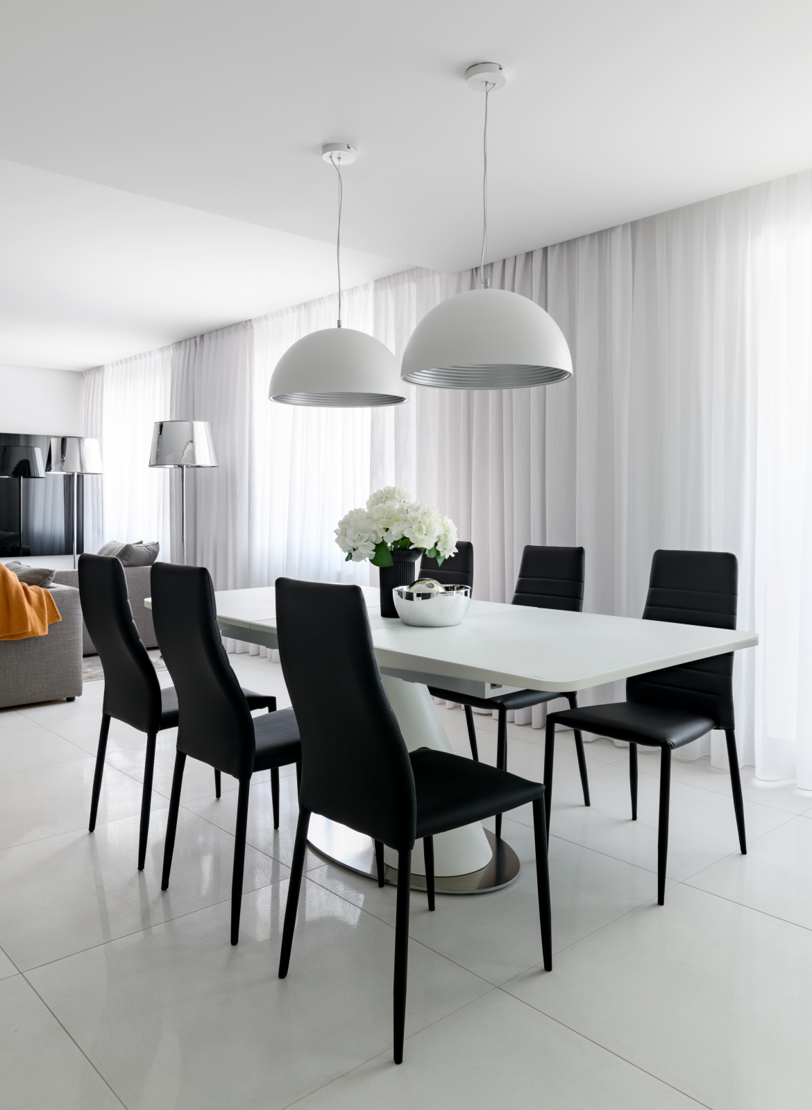 Стильная черно-белая квартира в Новосибирске