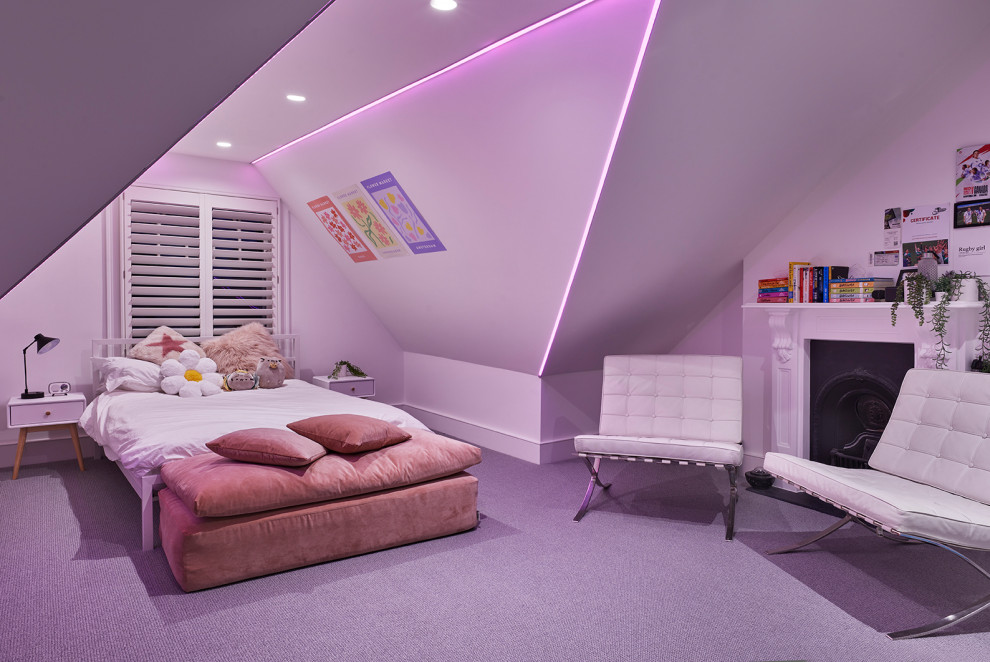 Пример оригинального дизайна: нейтральная детская: освещение в современном стиле с спальным местом, белыми стенами и ковровым покрытием для подростка