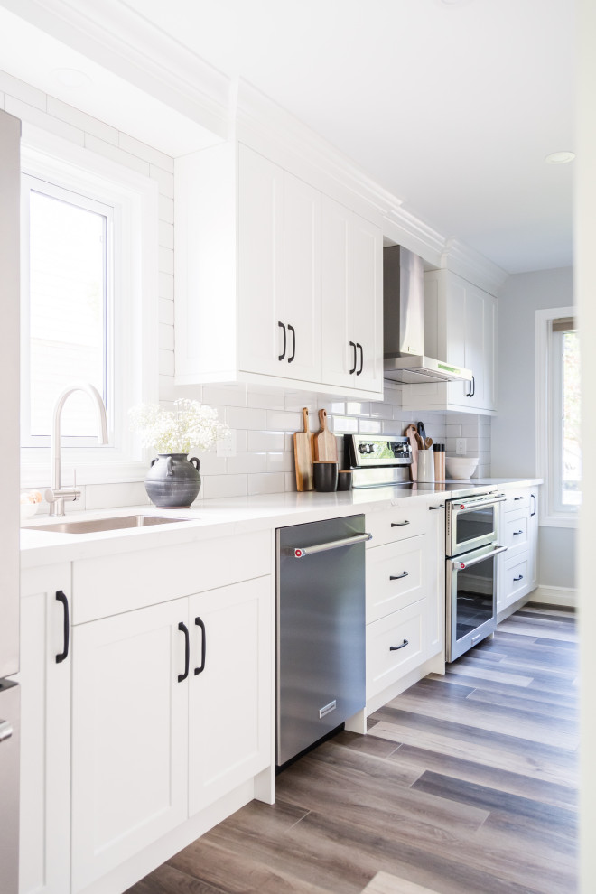 Example of a transitional kitchen design in Toronto