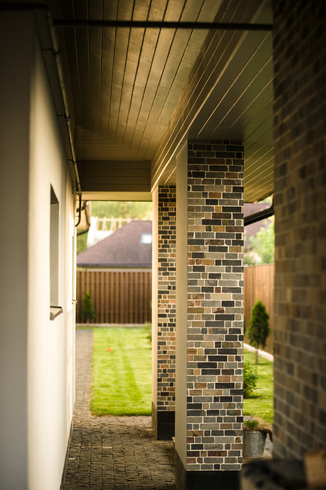 Облицовка колонн мозаикой из натурального камня