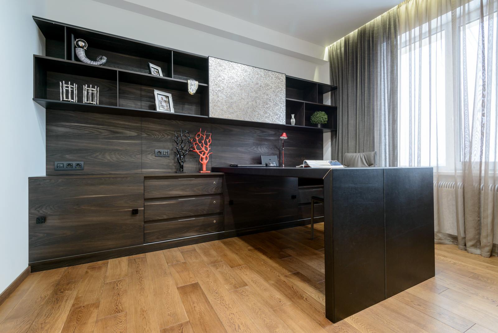 Массивная доска "BEARMADE" в брутальной квартире по проекту Риты Лессинг