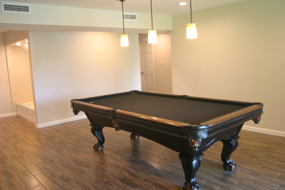 Large transitional home design photo