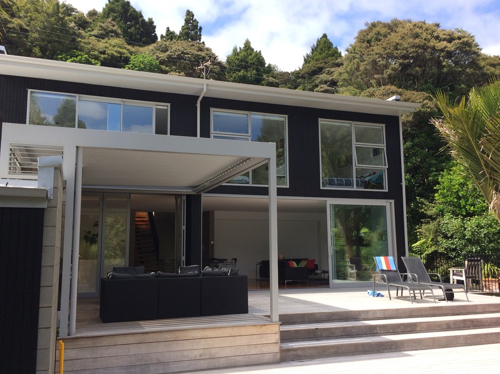 Photo of a contemporary patio in Auckland.