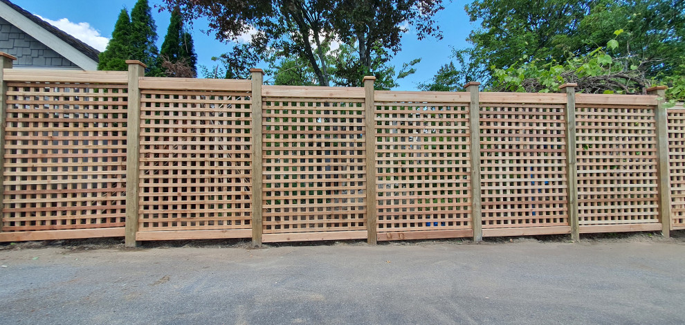 Ispirazione per un grande giardino moderno esposto in pieno sole nel cortile laterale con recinzione in legno