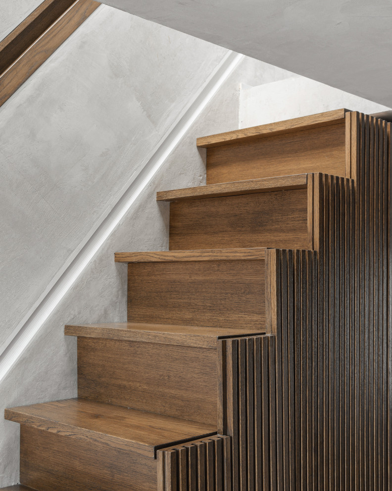 Modelo de escalera recta de estilo zen pequeña con escalones de madera y contrahuellas de madera