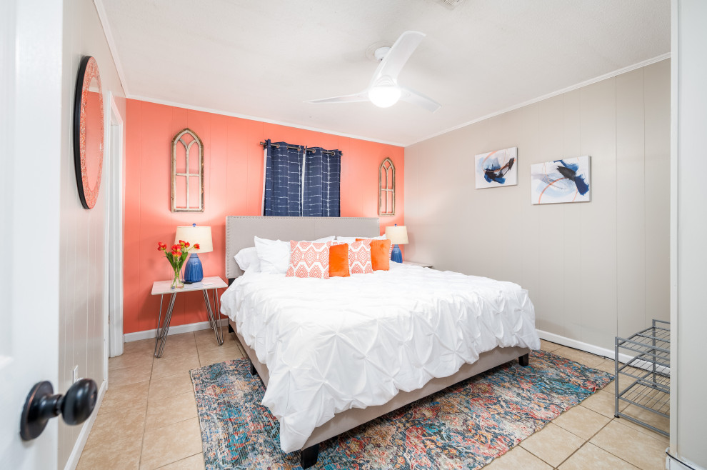 ニューオリンズにある中くらいなシャビーシック調のおしゃれな主寝室 (オレンジの壁、磁器タイルの床、ベージュの床)