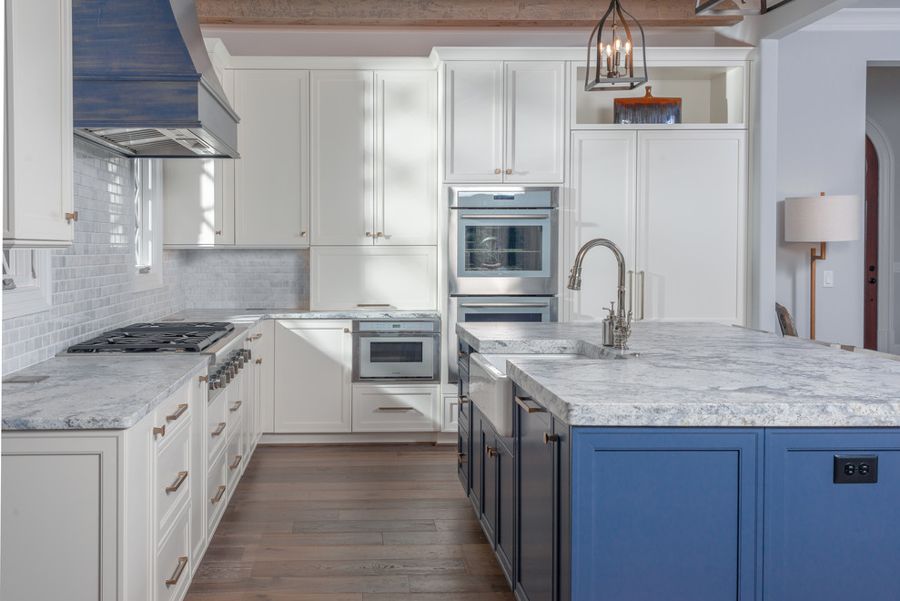 Eat-in kitchen - large modern eat-in kitchen idea with an undermount sink, granite countertops, an island and multicolored countertops