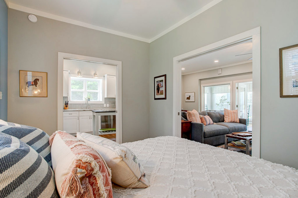 Kleines Country Schlafzimmer im Loft-Style mit blauer Wandfarbe, Porzellan-Bodenfliesen und braunem Boden in Sonstige