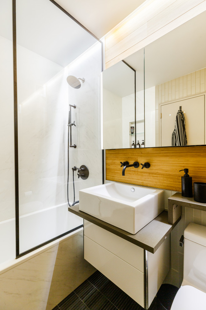 На фото: маленькая главная ванная комната в стиле фьюжн с плоскими фасадами, белыми фасадами, ванной в нише, душем над ванной, унитазом-моноблоком, серой плиткой, керамогранитной плиткой, полом из керамогранита, настольной раковиной, столешницей из искусственного кварца, серым полом, открытым душем, серой столешницей, нишей, тумбой под одну раковину, подвесной тумбой и деревянными стенами для на участке и в саду