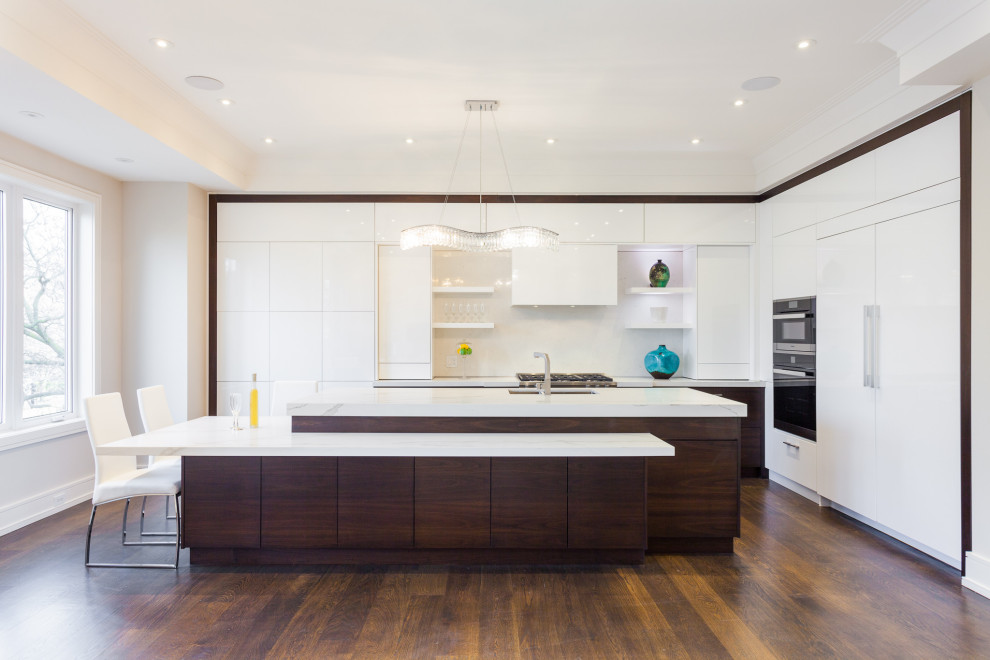 This is an example of a contemporary eat-in kitchen in Toronto.