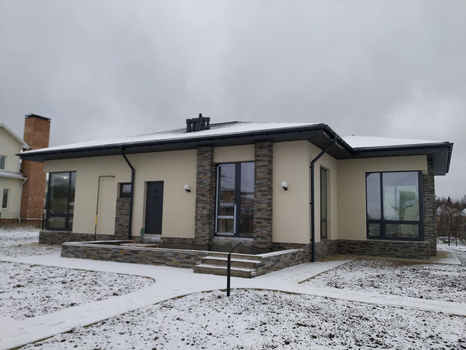 Небольшой одноэтажный дом из кирпича, утепление фасада пенопластом 150мм