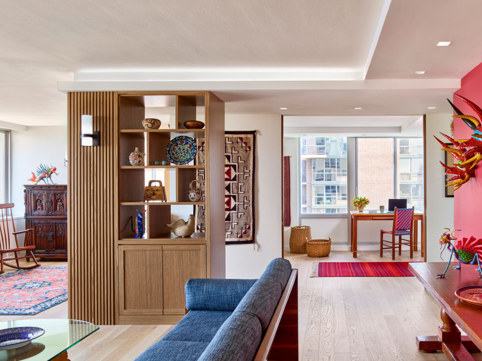 Foto di un piccolo soggiorno moderno aperto con parquet chiaro