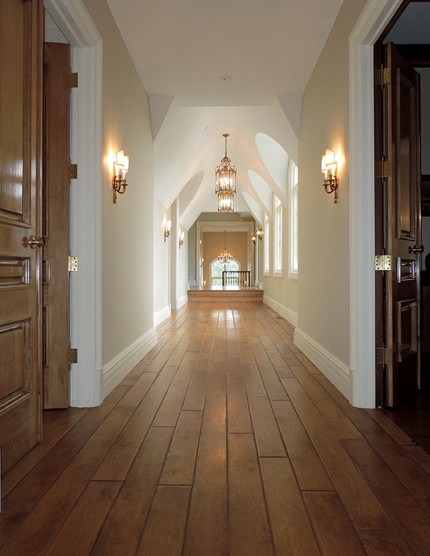 Источник вдохновения для домашнего уюта: большой коридор в викторианском стиле с паркетным полом среднего тона и коричневым полом