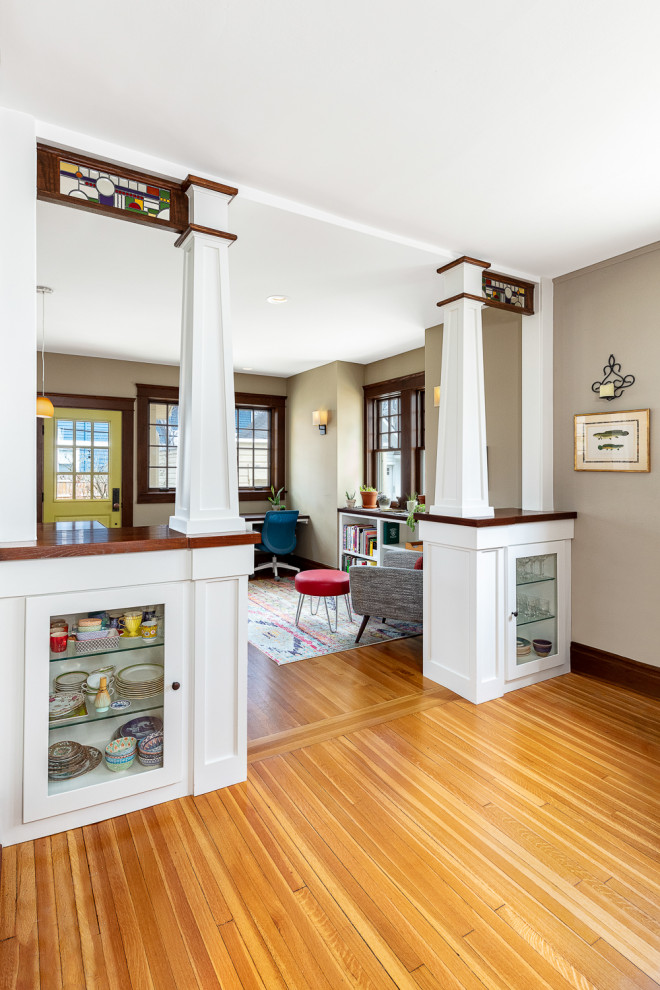 Diseño de comedor de cocina de estilo americano de tamaño medio con paredes beige y suelo de madera clara