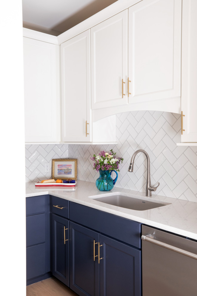 Idee per una piccola cucina a L stile marinaro chiusa con lavello sottopiano, ante lisce, ante blu, paraspruzzi bianco, paraspruzzi in gres porcellanato, elettrodomestici in acciaio inossidabile, pavimento in gres porcellanato, pavimento beige e top bianco